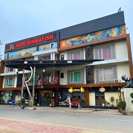 Hotel Runway Inn Pura Raghunāth Buitenkant foto