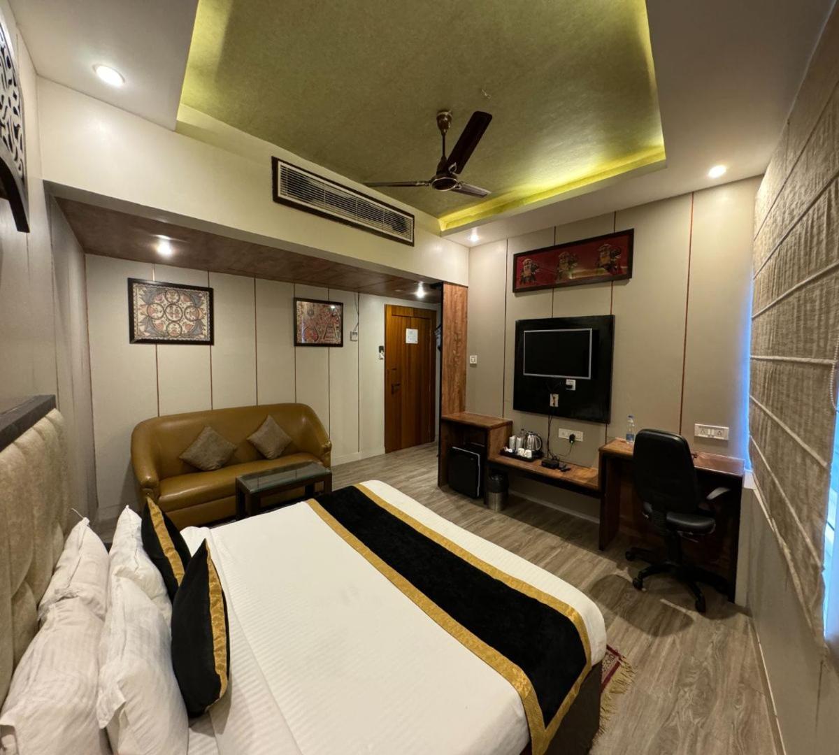 Hotel Runway Inn Pura Raghunāth Buitenkant foto