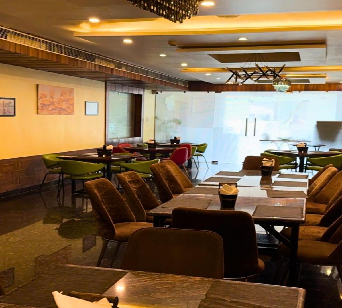 Hotel Runway Inn Pura Raghunāth Buitenkant foto