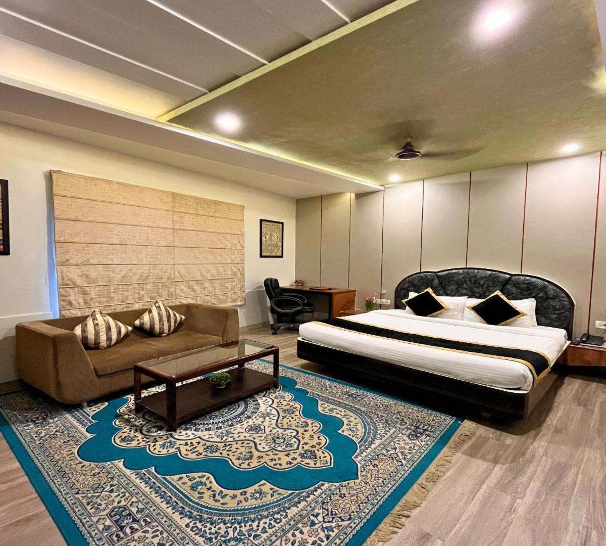 Hotel Runway Inn Pura Raghunāth Buitenkant foto