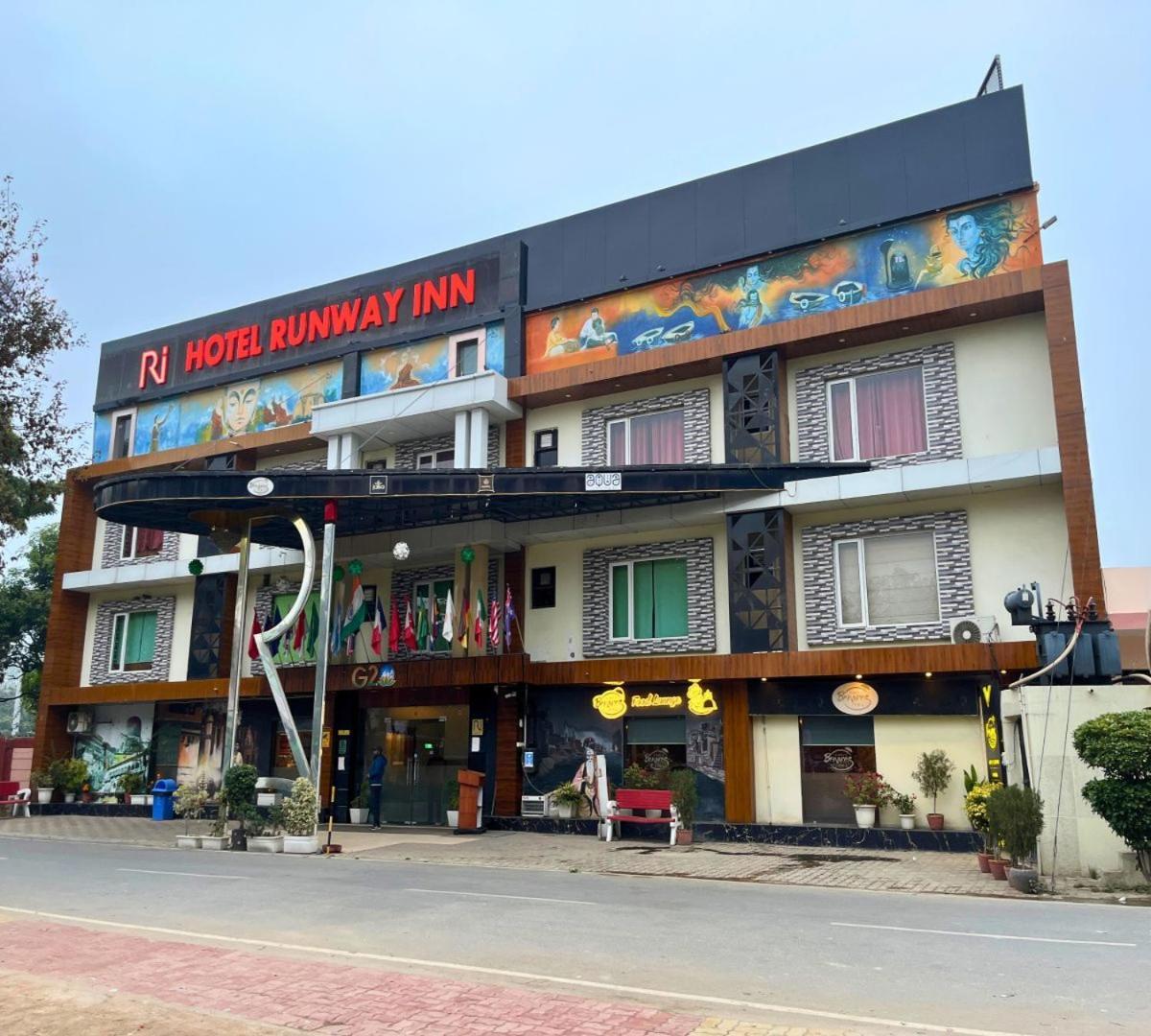 Hotel Runway Inn Pura Raghunāth Buitenkant foto