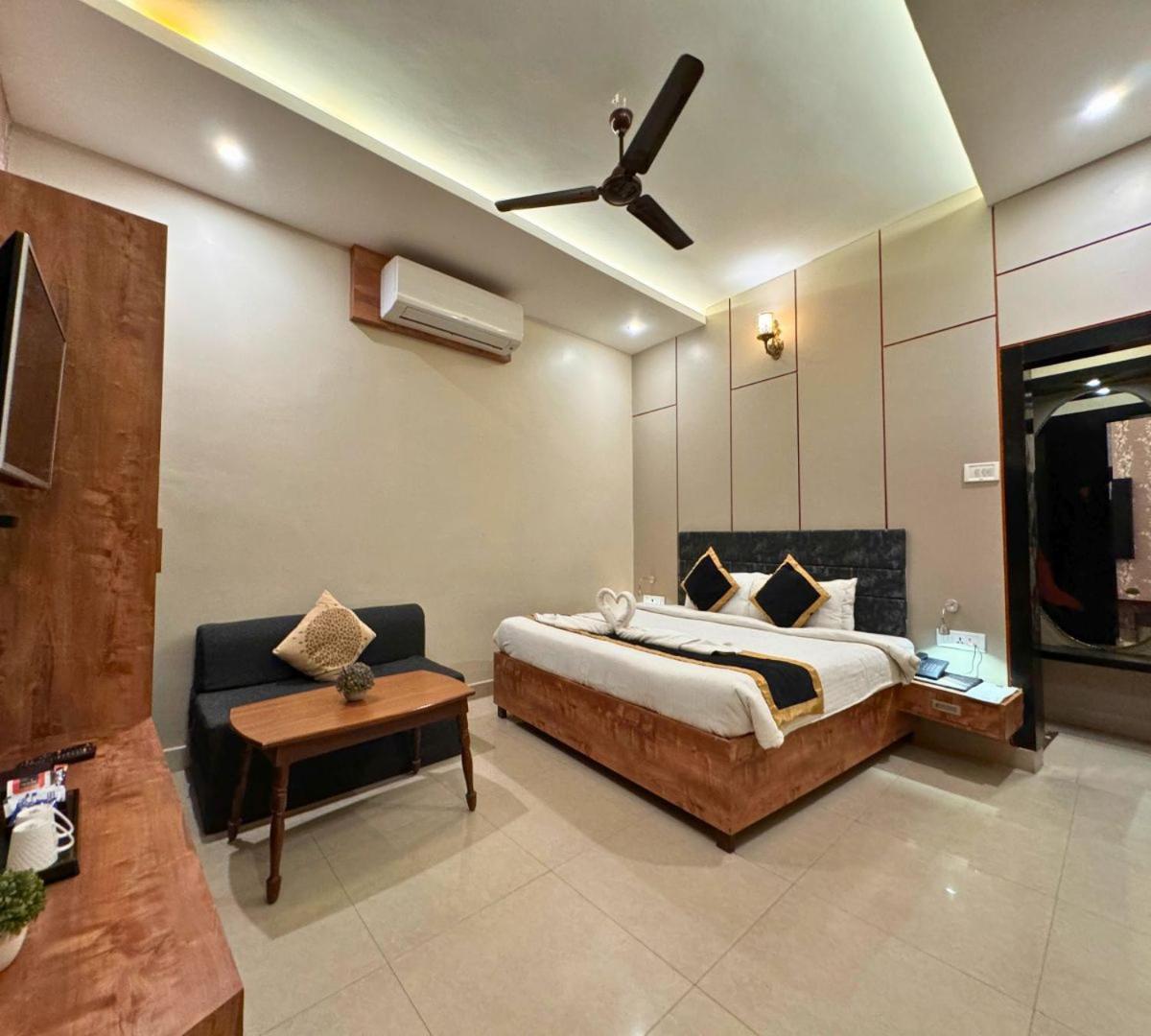 Hotel Runway Inn Pura Raghunāth Buitenkant foto